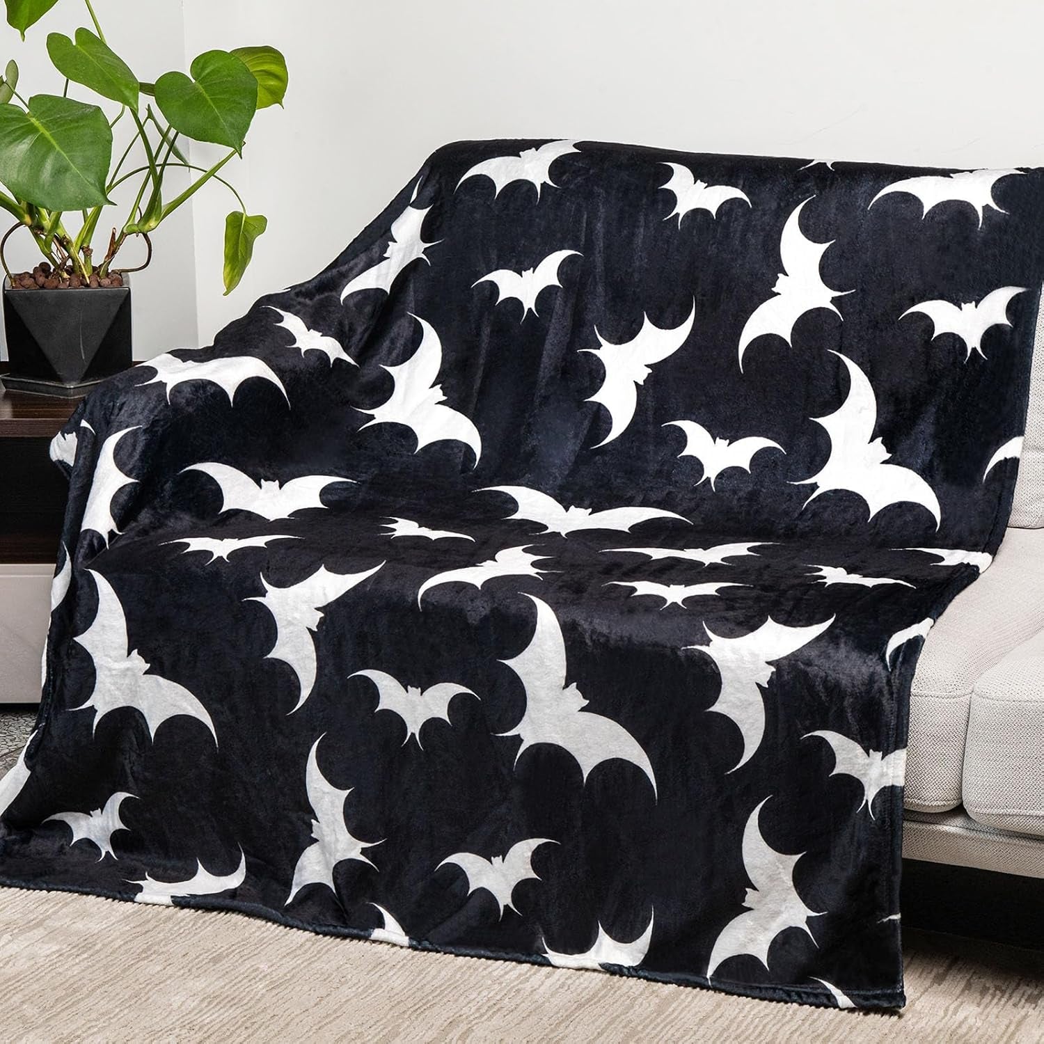 🦇 Gothic Bat Pattern Throw Blanket