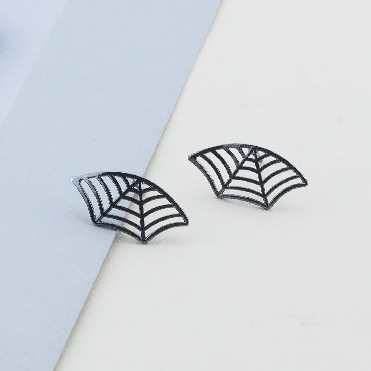 Spider Web Earrings for Women Spider Web Cartilage Earring Funny Fake Spider Punk Stud Earring Hip Hop Goth Halloween Piercing Earring Accessories Jewelry