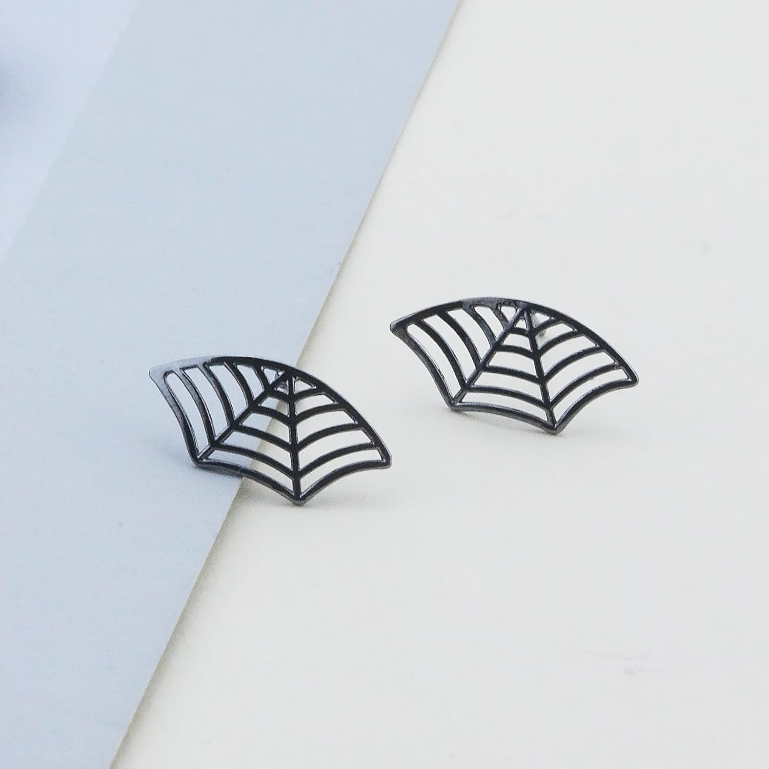 Spider Web Earrings for Women Spider Web Cartilage Earring Funny Fake Spider Punk Stud Earring Hip Hop Goth Halloween Piercing Earring Accessories Jewelry
