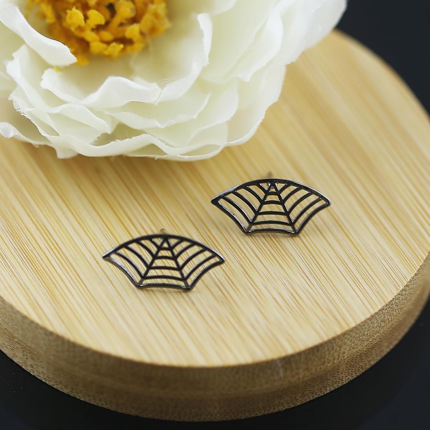 Spider Web Earrings for Women Spider Web Cartilage Earring Funny Fake Spider Punk Stud Earring Hip Hop Goth Halloween Piercing Earring Accessories Jewelry
